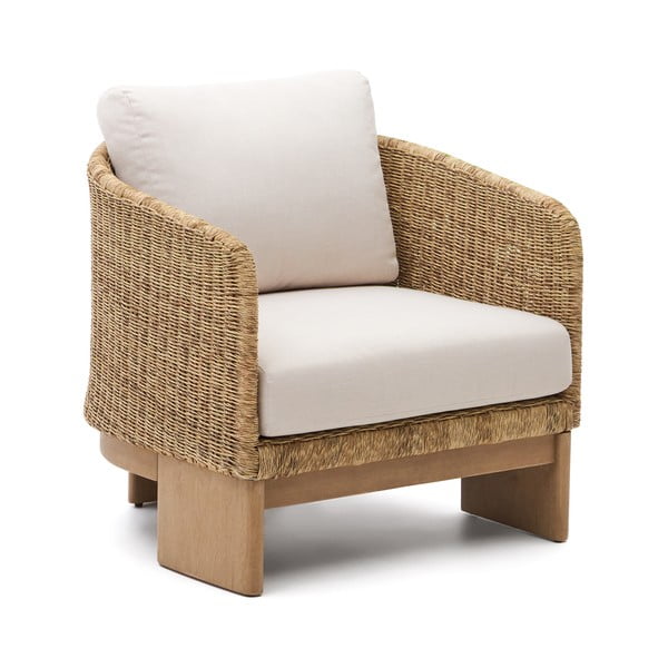 Bež/naraven vrtni fotelj iz masivnega lesa in umetnega ratana Xoriguer – Kave Home