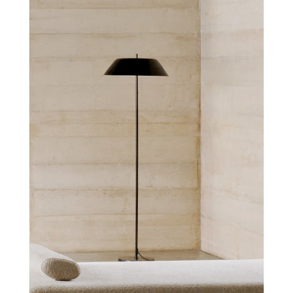 Črna stoječa svetilka s kovinskim senčilom (višina 153 cm) Sayra – Kave Home-image-2