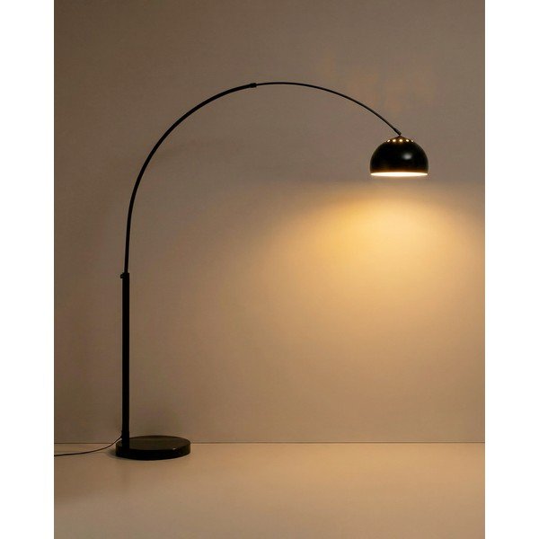Črna stoječa svetilka s kovinskim senčilom (višina 160 cm) Madali – Kave Home-image-1