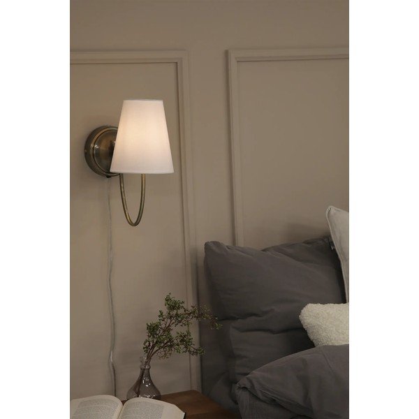 Belo-medeninasta stenska svetilka z vtikačem Amar – Markslöjd-image-1