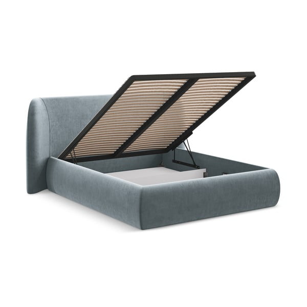 Svetlo modra oblazinjena zakonska postelja s prostorom za shranjevanje z letvenim dnom 160x200 cm Hauke – Makamii-image-3