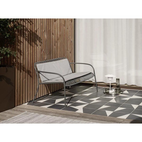 Siva kovinska vrtna klop Yua Wire – Blomus-image-3