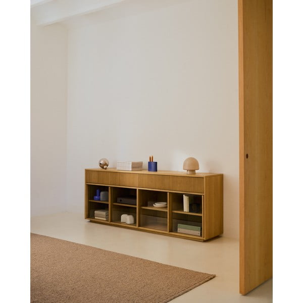 Vitrina v hrastovem dekorju z drsnimi vrati v naravni barvi 200x80x40 cm Helvine – Kave Home-image-1