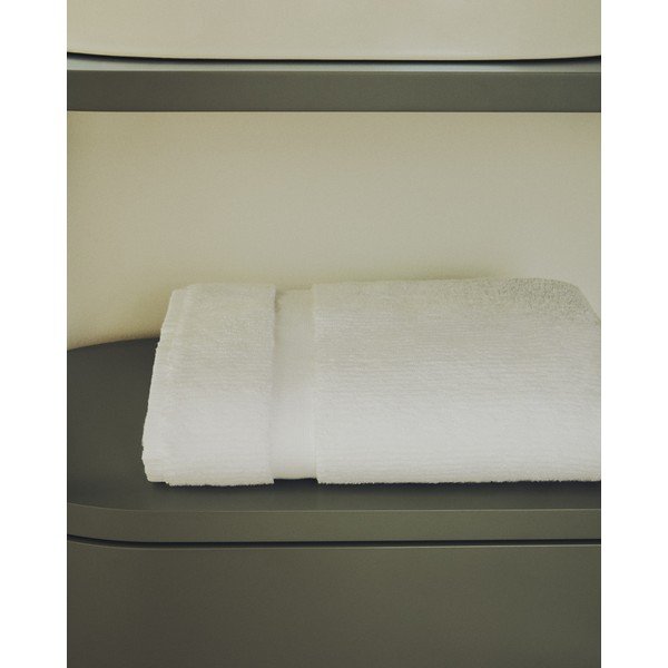 Bela frotirna bombažna brisača 70x140 cm Olvira – Kave Home-image-3
