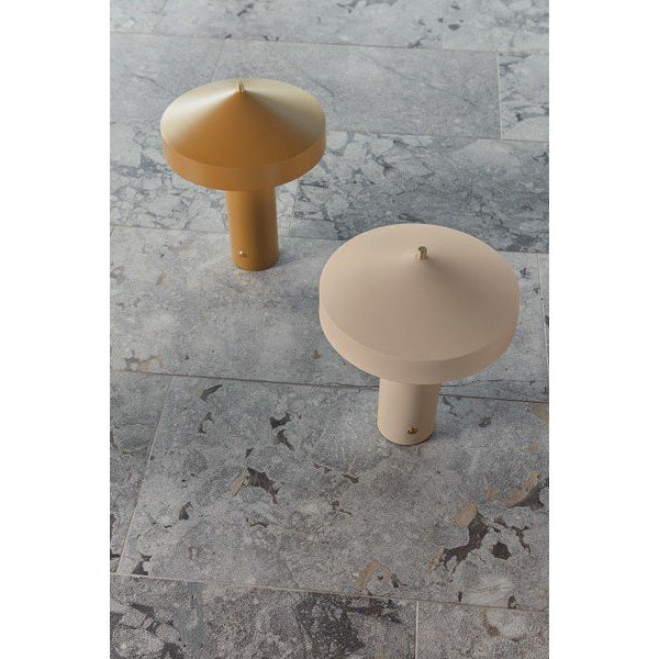 Oker rumena kovinska namizna svetilka (višina 41 cm) Hatto – OYOY Living Design-image-3