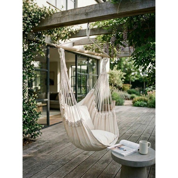 Kremno bel oblazinjen viseči vrtni fotelj Tobago – Garden Pleasure-image-1