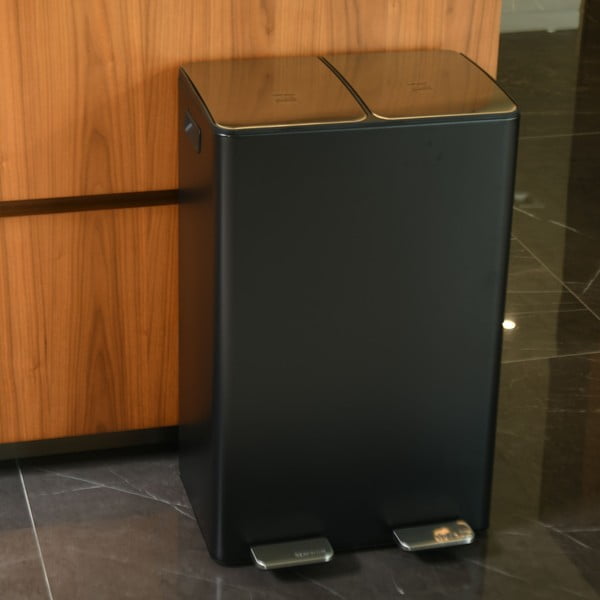 Temno siv jeklen koš za smeti za ločevanje odpadkov s pedalom 2x30 l Aliya – Spirella-image-2