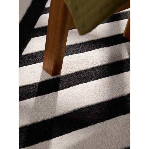 Črno-bela ročno tkana volnena preproga 120x180 cm Stryve Noir – Elle Decoration-image-3