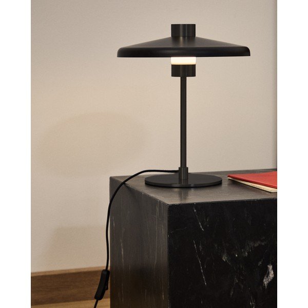 Črna namizna svetilka s kovinskim senčilom (višina 32,5 cm) Nuvira – Kave Home-image-1