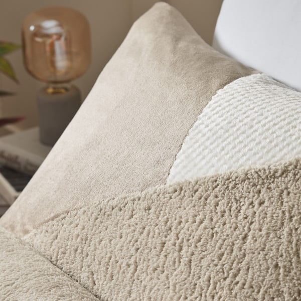 Bež posteljnina za zakonsko posteljo iz mikropliša 200x200 cm Larsson Geo – Catherine Lansfield-image-2