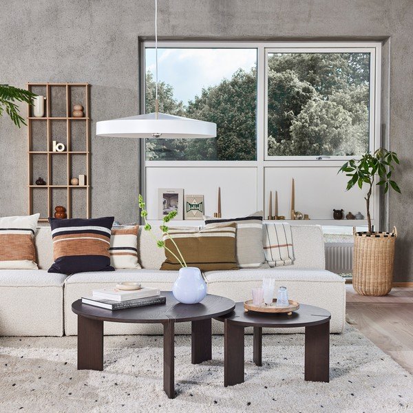 Okrogla klubska mizica iz masivnega jesena v temni naravni barvi ø 65 cm Oy – OYOY Living Design-image-2