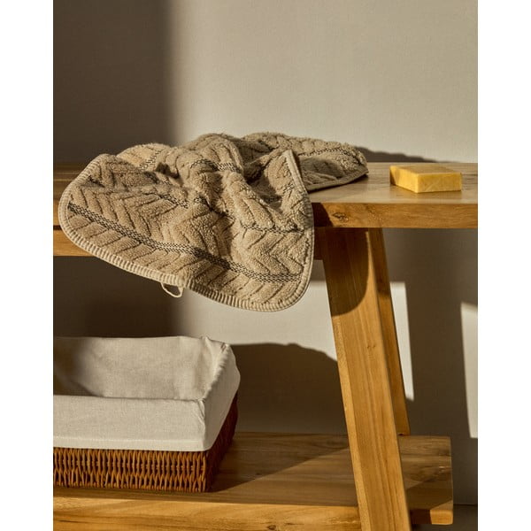 Bež frotirna bombažna brisača 50x90 cm Rune – Kave Home-image-1