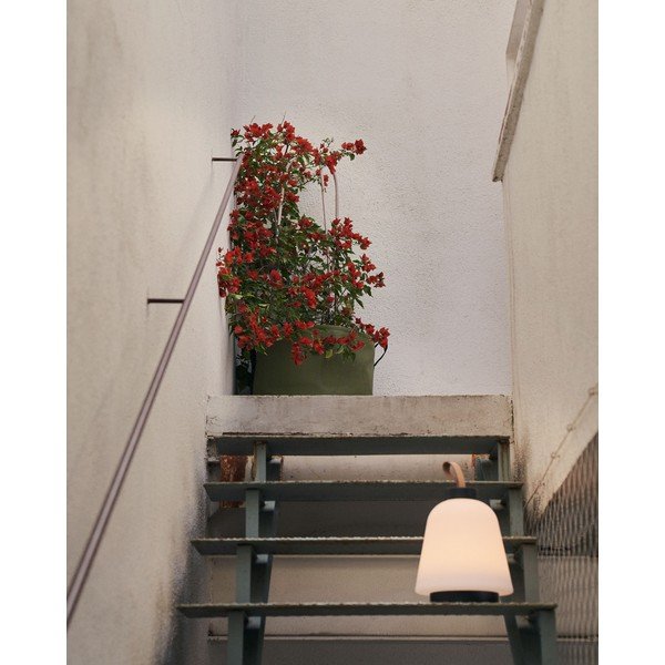 Bela plastična LED zatemnitvena namizna svetilka (višina 24 cm) Udiya – Kave Home-image-4