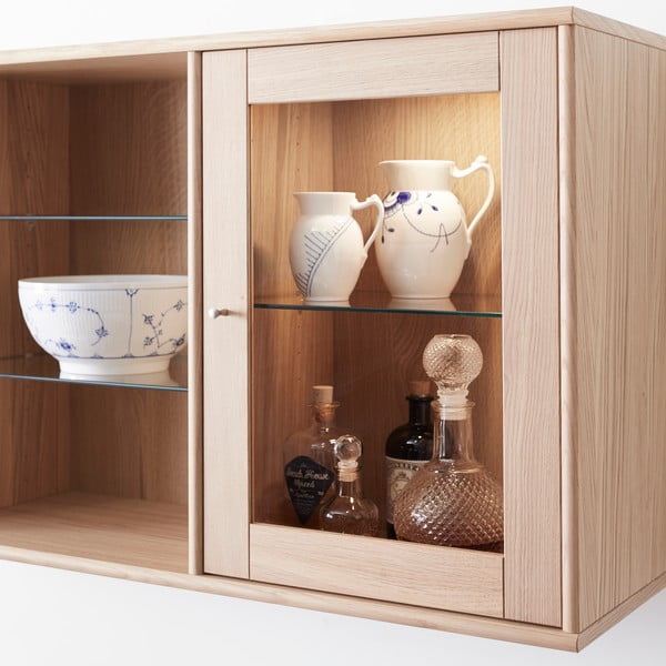Komplet stenske vitrine z osvetlitvijo in komode iz hrastovega lesa 133x136 cm Mistral - Hammel Furniture-image-2