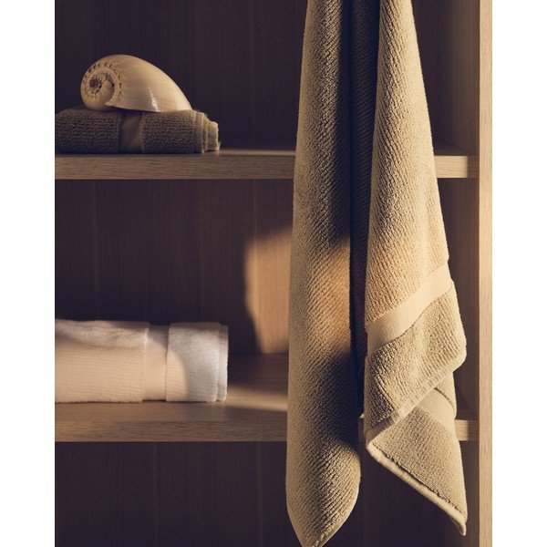 Zelena frotirna bombažna brisača 70x140 cm Olvira – Kave Home-image-1