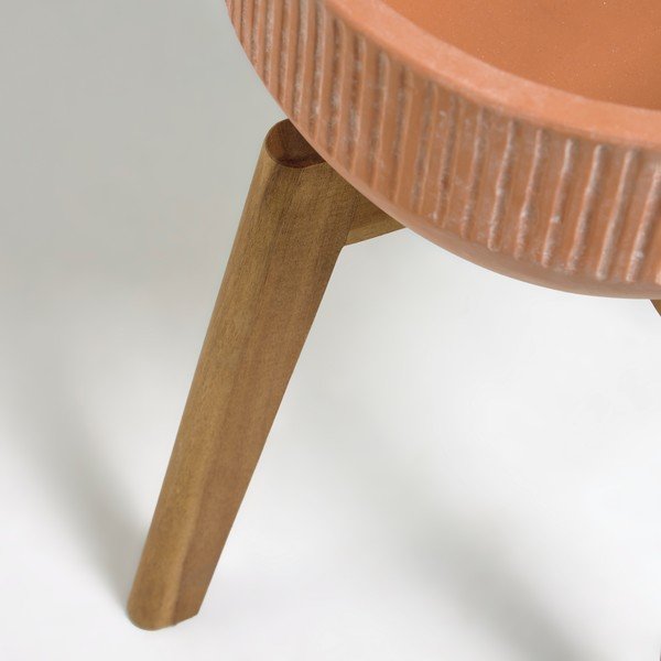 Terakotni cvetlični lonec na lesenem stojalu Kave Home Suba, višina 40 cm-image-2