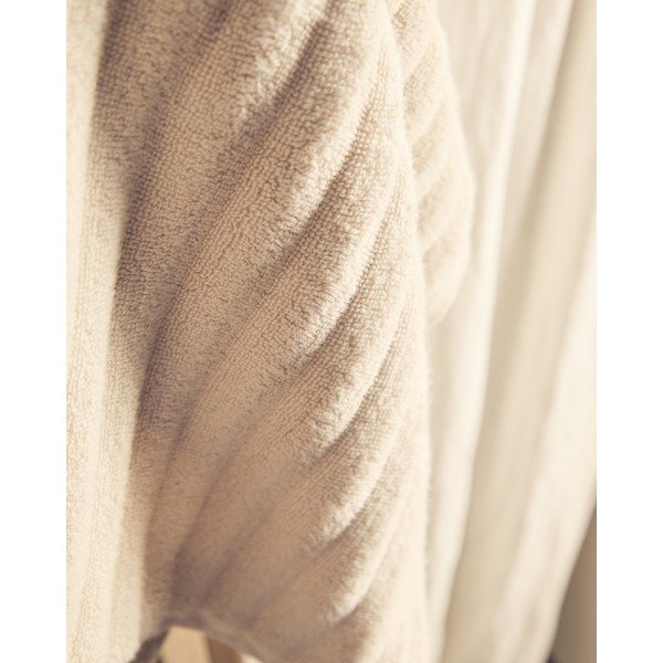 Bež frotirna bombažna brisača 70x140 cm Navira – Kave Home-image-4