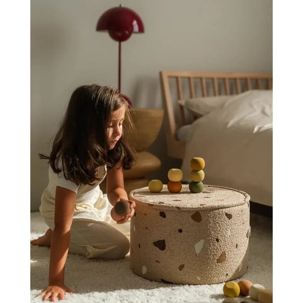 Svetlo rjav otroški tabure iz tkanine bouclé in šenilje Terrazzo – Wigiwama-image-1