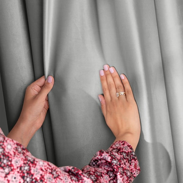 Svetlo siva žametna zavesa za delno zatemnitev 140x270 cm Pleat – Restilo-image-1