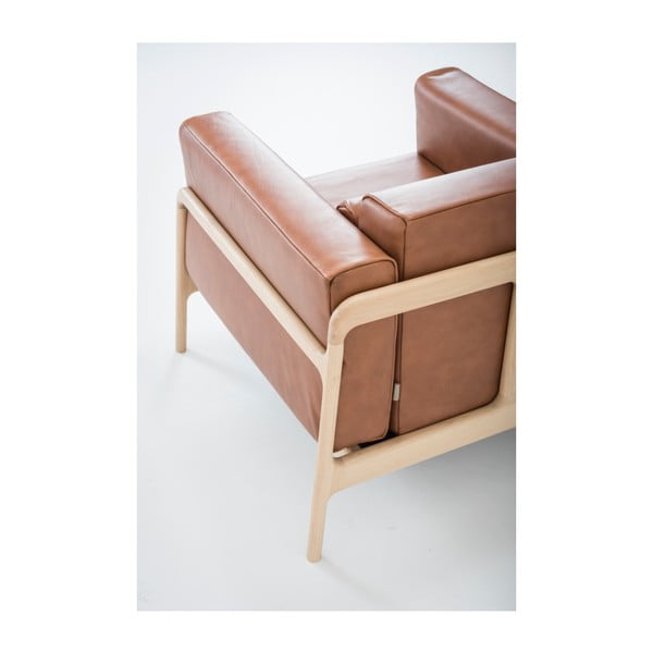 Fotelj iz konjak rjavega usnja z masivno hrastovo konstrukcijo Gazzda Fawn-image-4