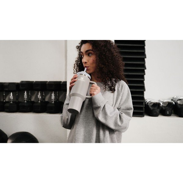 Svetlo siva termovka s slamico iz nerjavečega jekla 890 ml Quencher H2.O FlowState™ Tumbler Ash – Stanley-image-4