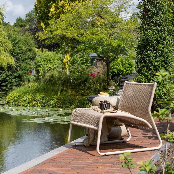 Bež vrtni fotelj iz umetnega ratana West – WOOOD-image-1