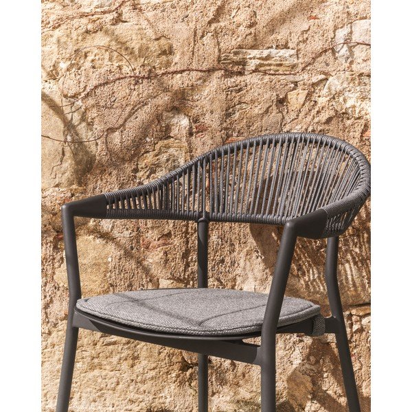 Temno siv oblazinjen vrtni stol Alimia – Kave Home-image-1