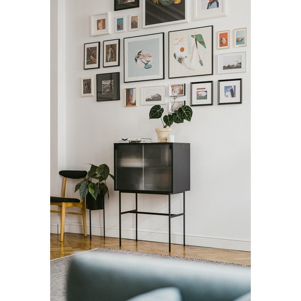 Črna vitrina z drsnimi vrati 70x109x40 cm Lekko – noo.ma-image-1