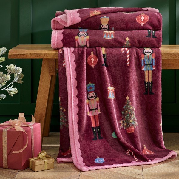 Bordo rdeča/rožnata odeja z božičnim motivom 170x130 cm Christmas Nutcracker – Catherine Lansfield-image-1