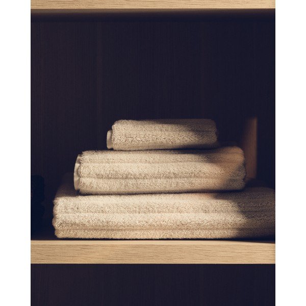 Bež frotirna bombažna brisača 50x90 cm Navira – Kave Home-image-2