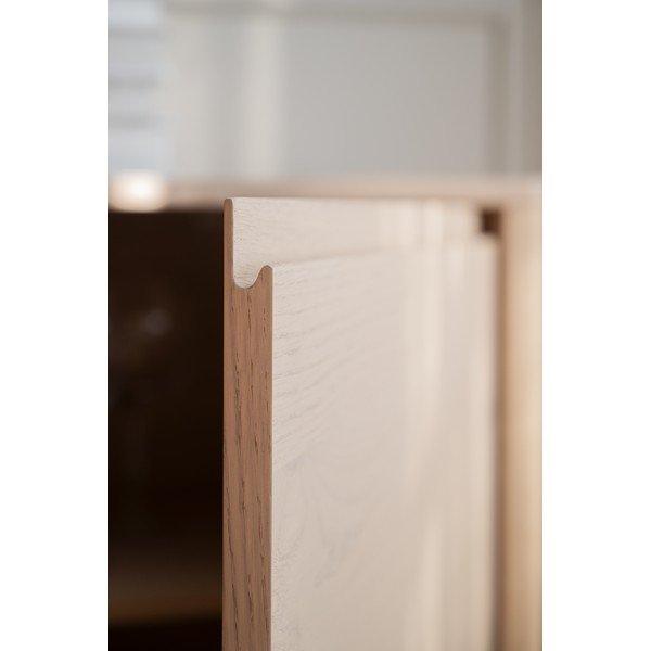 Komoda v hrastovem dekorju v svetli naravni barvi 180x70x40 cm Melstone – Rowico-image-3