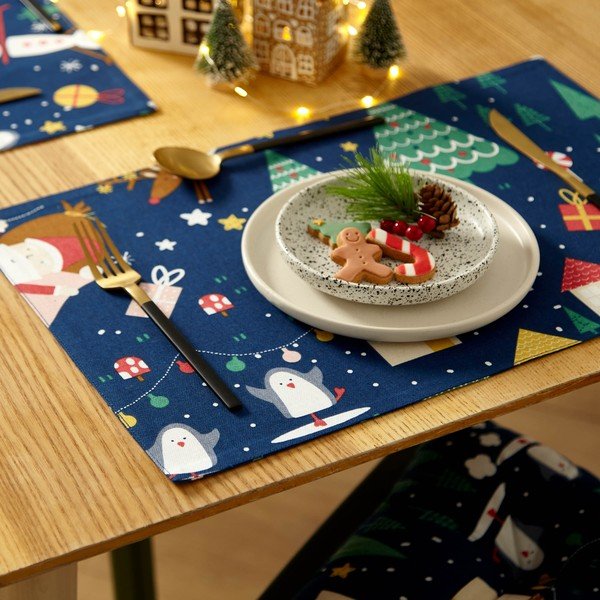 Tekstilni pogrinjek z božičnim motivom 2 ks 30x46 cm Santa's Christmas Wonderland – Catherine Lansfield-image-1