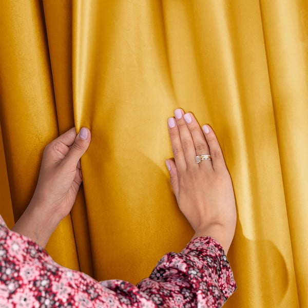 Rumena žametna zavesa za delno zatemnitev 140x245 cm Eyelets – Restilo-image-3