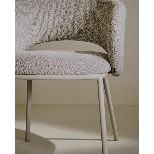 Slonokoščen oblazinjen jedilni stol Maina – Kave Home-image-2