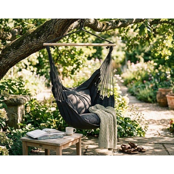 Črn oblazinjen viseči vrtni fotelj Tobago – Garden Pleasure-image-1