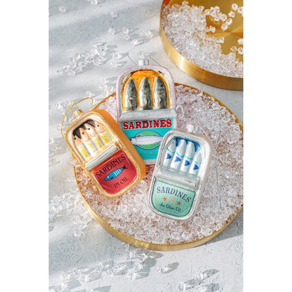 Steklen okrasek za jelko 7 cm Can of Sardines – Sass & Belle-image-2