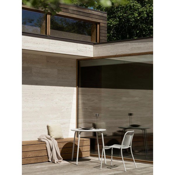 Svetlo siv kovinski vrtni stol Yua Wire – Blomus-image-1