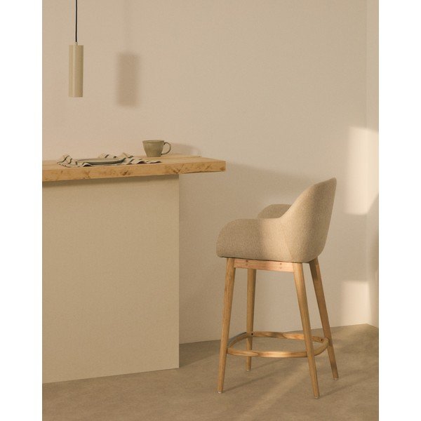 Bež oblazinjen barski stol z nasloni za roke (višina sedeža 66 cm) Konna – Kave Home-image-1