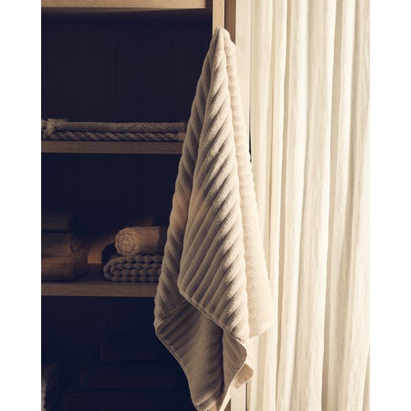 Bež frotirna bombažna brisača 50x90 cm Navira – Kave Home-image-1