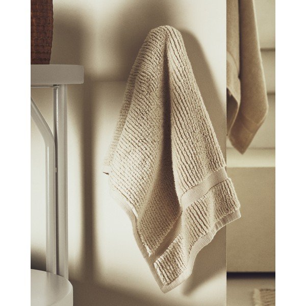Bež frotirna bombažna brisača 50x90 cm Olvira – Kave Home-image-3
