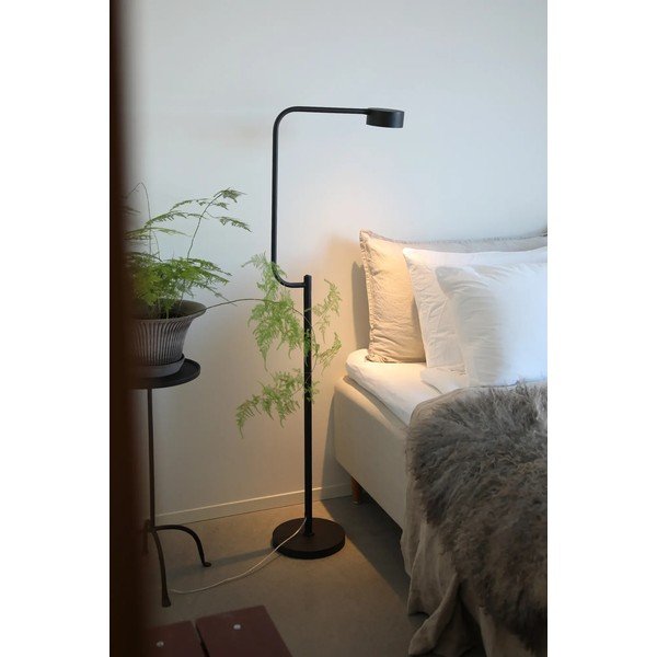 Črna LED zatemnitvena stoječa svetilka s kovinskim senčilom (višina 130 cm) Hugo – Markslöjd-image-1