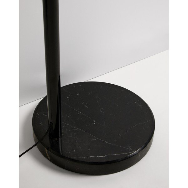 Črna stoječa svetilka s kovinskim senčilom (višina 160 cm) Madali – Kave Home-image-3