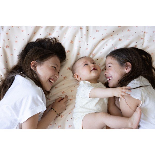 Svetlo rumeno-rožnata otroška posteljnina za otroško posteljico iz organskega bombaža 100x140 cm Bows – Cam Cam Copenhagen-image-1