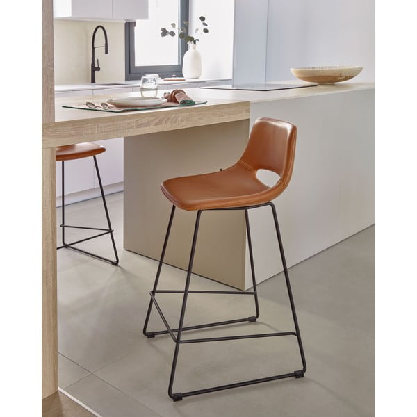 Barski stol iz umetnega usnja v konjak rjavi barvi (višina sedeža 65 cm) Zahara – Kave Home-image-1