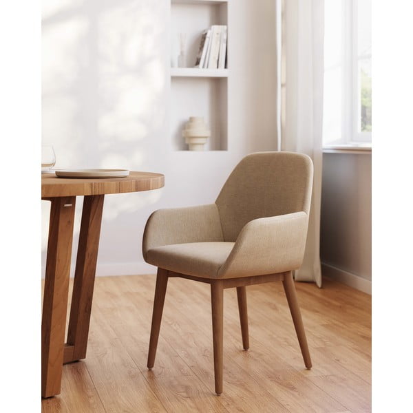 Bež oblazinjen jedilni stol z nasloni za roke Konna – Kave Home-image-1