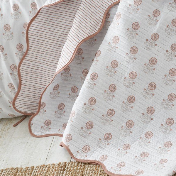 Belo prešito pregrinjalo 220x230 cm Woodblock Floral – Pineapple Elephant-image-1