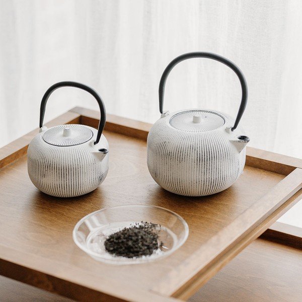 Črno-bel čajnik iz litega železa s cedilom 350 ml Sencha – S|P Collection-image-3