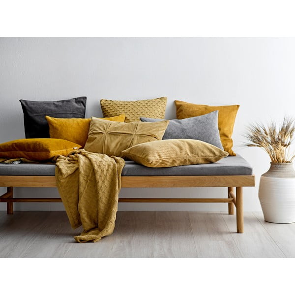 Rumen okrasni vzglavnik z visoko vsebnostjo bombaža Södahl Klara, 40 x 60 cm-image-1