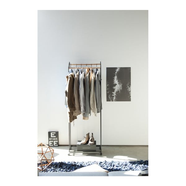 Črno kovinsko stojalo za oblačila na kolesih Tower – YAMAZAKI-image-1