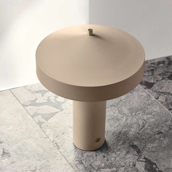 Sivorjava kovinska namizna svetilka (višina 41 cm) Hatto – OYOY Living Design-image-1